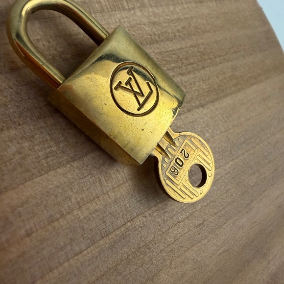 Louis Vuitton Lock and Key #206 - Picture 3 of 8